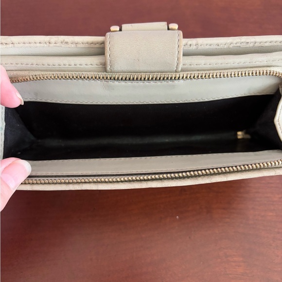 GUCCI Beige GG Monogram Wallet w/ Gold D-Ring Buckle – Authentic Preloved Luxury - Picture 8 of 10